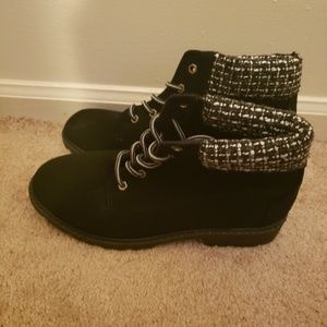 Black women boot lowcut.